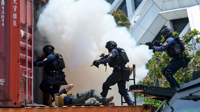 Taiwan special force troops enter a container during a coast guard drill in Kaohsiung on June 10, 2023. (Photo by Sam Yeh / AFP)