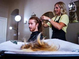Kisah Haru 2 Tahun Panjangkan Rambut untuk Ibu
