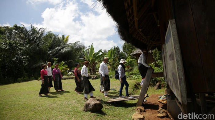 Mengunjungi Kampung Budaya Melo di NTT Nusa Tenggara Timur memiliki beragam destinasi wisata yang menarik. Salah satunya di Kampung Buday Melo di Desa Liang Ndara.