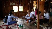 Kampung Melo berasal dari kata Melo yang artinya pergi terlebih dahulu. Sementara Toe merupakan nama suku di Kampung Melo.