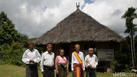 Kampung budaya Melo berjarak sekitar 20 kilometer dari pusat kota Labuan Bajo. Dengan kondisi jalan yang mulus, perjalanan dapat ditempuh dalam waktu sekitar 1 jam menggunakan mobil atau sepeda motor. Lokasinya pun tak jauh dari jalan utama Trans Flores.
