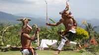 Para penari menggunakan topi dan membawa pecut serta tameng. Gerakan pada Tari Caci mirip seperti tarian perang dengan para penari saling memberikan perlawanan, saling serang, dan saling cambuk.