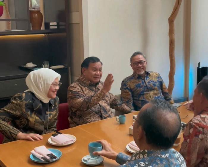 Menhan Prabowo Subianto meriung bersama menteri-menteri lainnya. (Tim Media Menhan Prabowo)