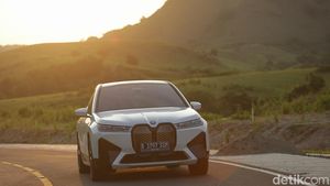 Menjelajahi Keindahan Labuan Bajo dengan BMW iX