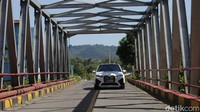 Bermodalkan kapasitas baterai dengan jarak tempuh hingga 420 km itu kami tidak dibuat khawatir kehabisan baterai di pinggir jalan. Pun dipakai seharian berkeliling dari pagi hingga sore hari kami hanya menghabiskan baterai sekitar 40% dari 80%. Di sisa baterai 40% itu kami masih memiliki jarak tempuh sekitar 170 km.