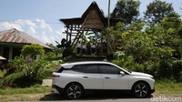 Hal yang cukup unik kami temukan pada iX ini adalah grille kidney khas BMW yang bisa memperbaiki dirinya sendiri. Singkatnya, bila ada goresan, goresan itu bisa menghilang dengan sendirinya. Hal itu dimungkinkan berkat pelapisan polyurethane untuk melindungi kamera depan dan semua sensor. Dalam waktu 24 jam pada suhu ruang dan mendapat suplai air hangat selama 5 menit goresan pada grille depan itu bisa hilang dengan sendirinya.