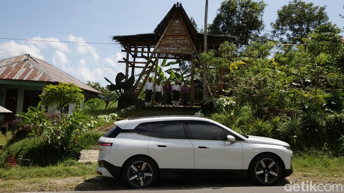 Menjelajahi Keindahan Labuan Bajo Dengan BMW iX BMW terus melebarkan sayap kendaraan ramah lingkungan dengan meluncurkan mobil listrik di Indonesia. Di sisi lain, mobil listrik berbasis baterai yang diluncurkan BMW masih diimpor utuh.