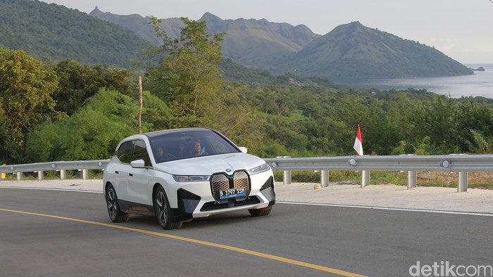 BMW terus melebarkan sayap kendaraan ramah lingkungan dengan meluncurkan mobil listrik di Indonesia. Di sisi lain, mobil listrik berbasis baterai yang diluncurkan BMW masih diimpor utuh.