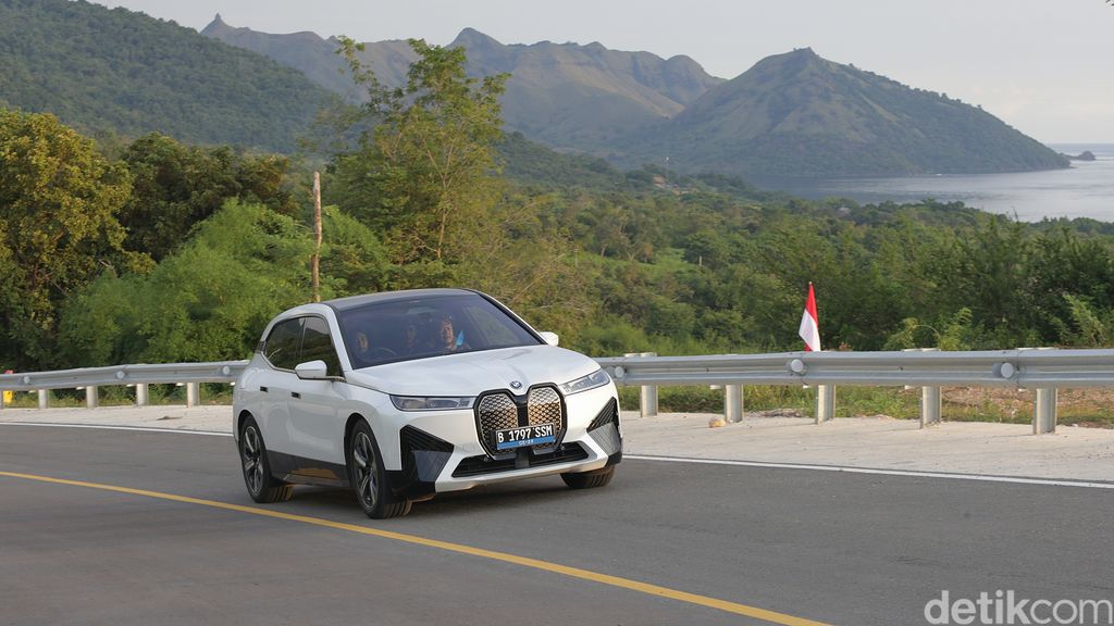 BMW terus melebarkan sayap kendaraan ramah lingkungan dengan meluncurkan mobil listrik di Indonesia. Di sisi lain, mobil listrik berbasis baterai yang diluncurkan BMW masih diimpor utuh.