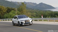 BMW iX memiliki baterai dengan kapasitas besar. Berkeliling jarak jauh pun tak khawatir baterai cepat habis.