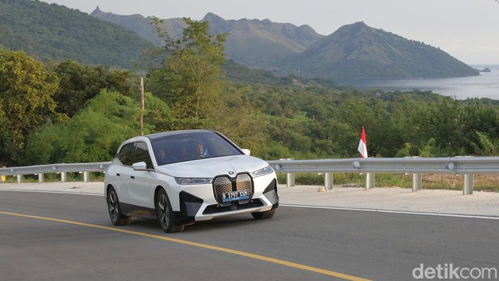 Menjelajahi Keindahan Labuan Bajo Dengan BMW iX BMW terus melebarkan sayap kendaraan ramah lingkungan dengan meluncurkan mobil listrik di Indonesia. Di sisi lain, mobil listrik berbasis baterai yang diluncurkan BMW masih diimpor utuh.