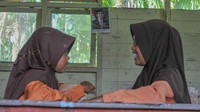 Kerusakan terjadi parah pada bagian lantai dan atap sejak dua tahun terakhir, serta tidak memiliki bangunan toilet dengan jumlah murid mencapai 90 orang.