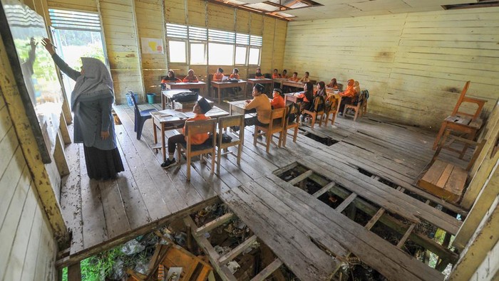 Miris! Siswa di Sekolah Ini Belajar dengan Kondisi Kelas yang Rusak Parah Sekolah SDN 147 Tanjung Kedondong, Jambi mengalami kerusakan yang parah. Siswa terpaksa harus belajar dengan kondisi kelas yang rusak.
