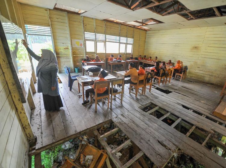 Miris! Siswa di Sekolah Ini Belajar dengan Kondisi Kelas yang Rusak Parah