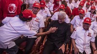 Relawan tampak antusias menyambut kedatangan Ganjar. Gubernur Jawa Tengah itu juga disambut dengan sebuah lagu Njarji Njarbeh Ganjar Siji Ganjar Kabeh.