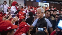 Bakal calon presiden yang diusung PDI Perjuangan Ganjar Pranowo menyapa relawan dalam acara Deklarasi Relawan Gapura Nusantara.