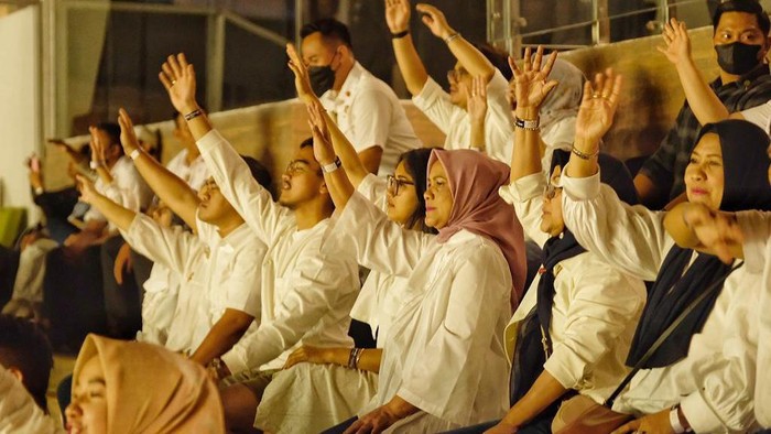 Momen Ibu Negara Iriana Jokowi bersama Kaesang Pangarep dan Erina Gudono nonton konser Ari Lasso di Edutorium UMS Solo, Sabtu (10/6/2023).
