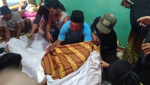 Jenazah Syafruddin alias One disemayamkan di rumah duka di Desa Sangiang, Sape, Bima.