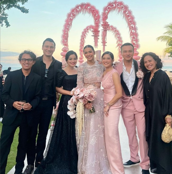 Pernikahan Adinia Wirasti dan Michael Wahr juga menjadi ajang reuni para pemeran ‘A2DC?’. Titi Kamal pun hadir bersama suaminya, Christian Sugiono. Sutradara dan produser film tersebut, Riri Riza dan Mira Lesmana, termasuk dalam daftar tamu. (Foto: Instagram/@titi_kamall)