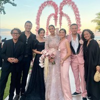 Pernikahan Adinia Wirasti dan Michael Wahr juga menjadi ajang reuni para pemeran ‘A2DC?’. Titi Kamal pun hadir bersama suaminya, Christian Sugiono. Sutradara dan produser film tersebut, Riri Riza dan Mira Lesmana, termasuk dalam daftar tamu. (Foto: Instagram/@titi_kamall)