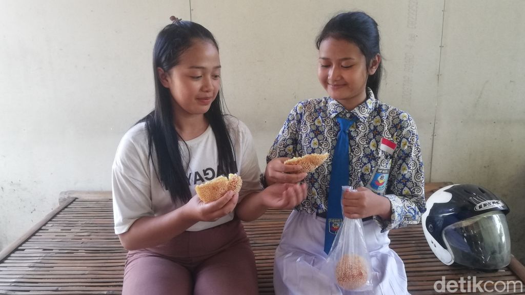 Nah, buat Ismatul Laila, warga Jalan Hasanuddin, Kelurahan Karanganyar, Kota Pasuruan, makna seram bondet malah menghasilkan cuan. Ia membuat onde-onde jumbo yang dinamai Onde-onde Bondet dan laris manis.