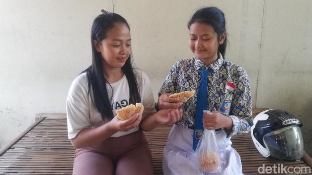 Nah, buat Ismatul Laila, warga Jalan Hasanuddin, Kelurahan Karanganyar, Kota Pasuruan, makna seram bondet malah menghasilkan cuan. Ia membuat onde-onde jumbo yang dinamai Onde-onde Bondet dan laris manis.
