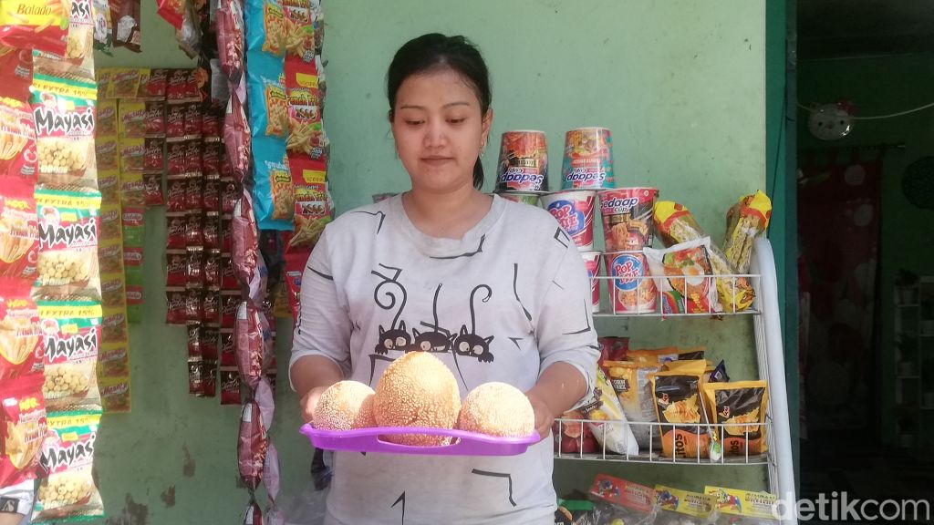 Nah, buat Ismatul Laila, warga Jalan Hasanuddin, Kelurahan Karanganyar, Kota Pasuruan, makna seram bondet malah menghasilkan cuan. Ia membuat onde-onde jumbo yang dinamai Onde-onde Bondet dan laris manis.