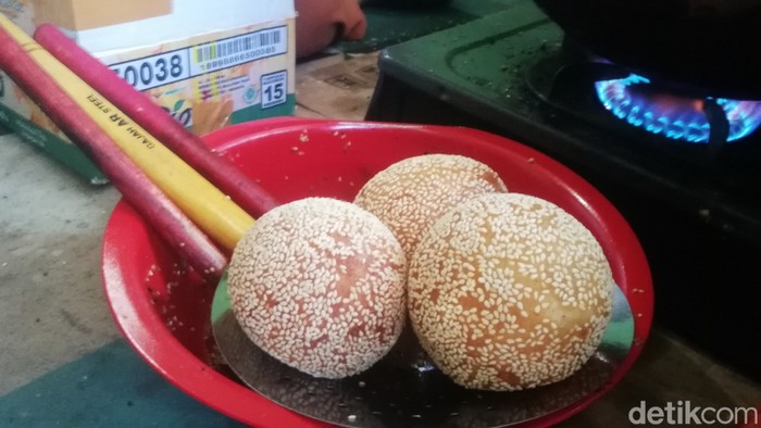 Nah, buat Ismatul Laila, warga Jalan Hasanuddin, Kelurahan Karanganyar, Kota Pasuruan, makna seram bondet malah menghasilkan cuan. Ia membuat onde-onde jumbo yang dinamai Onde-onde Bondet dan laris manis.