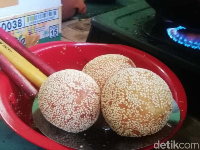Nah, buat Ismatul Laila, warga Jalan Hasanuddin, Kelurahan Karanganyar, Kota Pasuruan, makna seram bondet malah menghasilkan cuan. Ia membuat onde-onde jumbo yang dinamai Onde-onde Bondet dan laris manis.