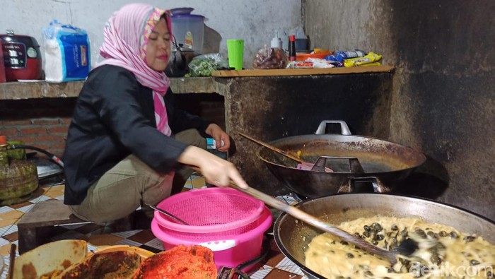 Pedagang saat memasak ikan mungkus khas Bengkulu Selatan