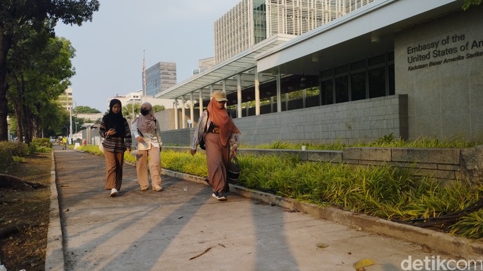 Pedestrian melangkah di trotoar depan Kedubes AS Jakarta yang baru saja dibuka, 10 Juni 2023. (Brigitta Beli Permata Sari/detikcom)