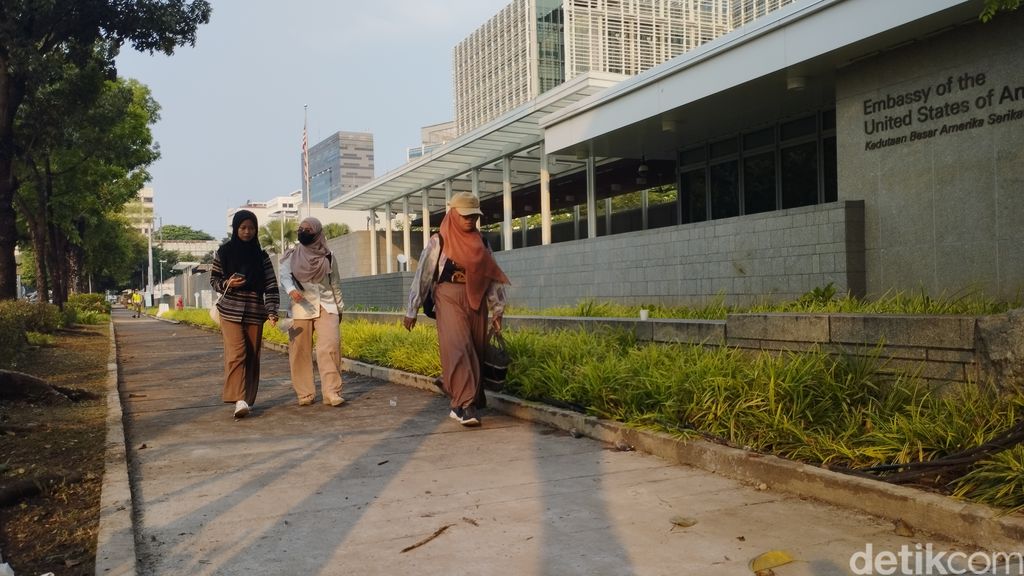 Pedestrian melangkah di trotoar depan Kedubes AS Jakarta yang baru saja dibuka, 10 Juni 2023. (Brigitta Beli Permata Sari/detikcom)