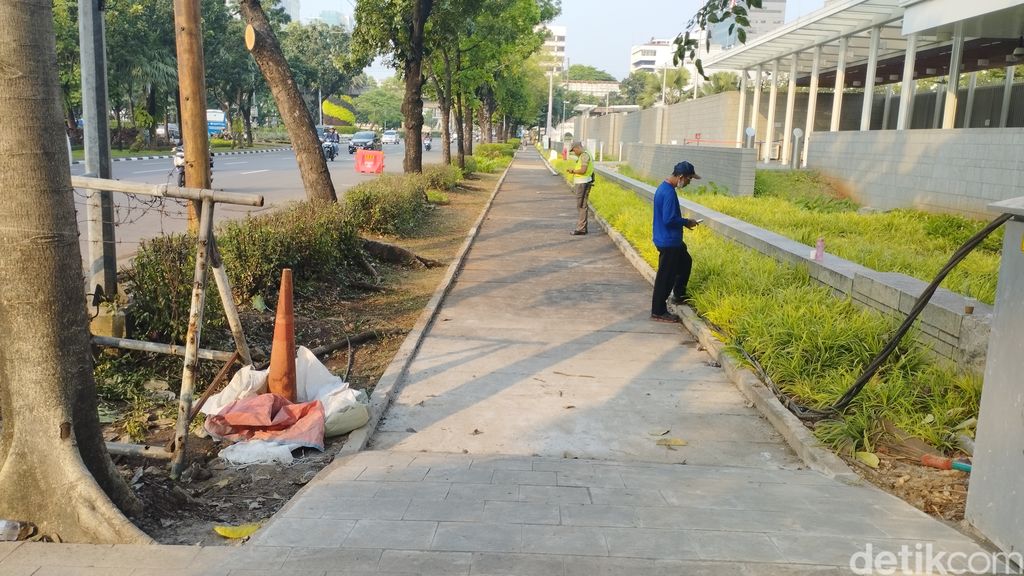 Pejalan kaki melangkah di trotoar Kedubes AS Jakarta yang baru saja dibuka, 10 Juni 2023. ( Brigitta Belia Permata Sari/detikcom)