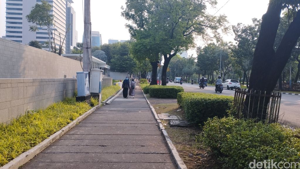 Pejalan kaki melangkah di trotoar Kedubes AS Jakarta yang baru saja dibuka, 10 Juni 2023. ( Brigitta Belia Permata Sari/detikcom)