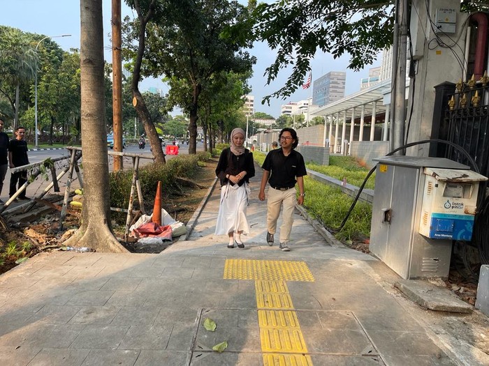 Pejalan kaki melintasi trotoar depan Kedubes AS pada hari pertama trotoar itu dibuka, 10 Juni 2023. (Dok DInas Bina Marga DKI Jakarta)