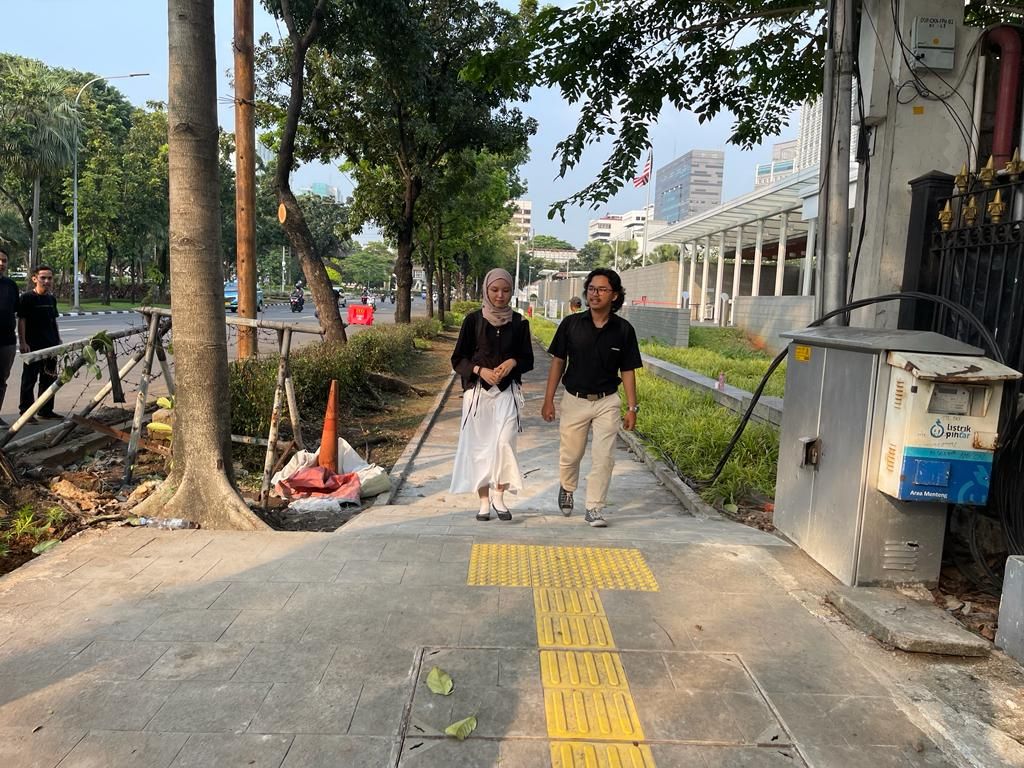 Pejalan kaki melintasi trotoar depan Kedubes AS pada hari pertama trotoar itu dibuka, 10 Juni 2023. (Dok DInas Bina Marga DKI Jakarta)