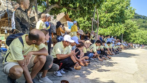 Para bule ikut melepas tukik di pantai Nipah Lombok Utara, Sabtu (10/6/2023).