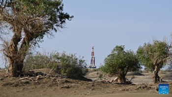 Adapun Cekungan Tarim di Xinjiang berisi beberapa ladang minyak terbesar dan terdalam China. Itu termasuk ladang minyak dan gas Shunbei, di mana Sinopec telah mengebor 49 sumur dengan kedalaman lebih dari 8.000 meter. Foto: Xinhua