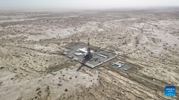 Pengeboran lubang pertama China dengan kedalaman lebih dari 10.000 meter atau 10 ribu kilometer untuk eksplorasi ilmiah dimulai pada 30 Mei di Cekungan Tarim, Daerah Otonom Uighur Xinjiang. Ini adalah lubang terdalam yang pernah digali di negara tersebut dan akan jadi kedua terdalam setelah Kola Superdeep Borehole di Rusia. Salah satu tujuan utamanya ternyata untuk mencari minyak. Foto: Xinhua