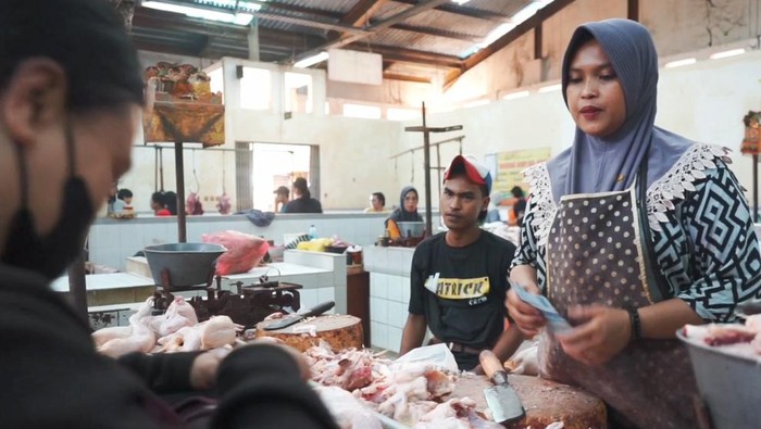 Penjual daging ayam di Pasar Galiran Klungkung, Sabtu pagi (10/6/2023). (Putu Krista/detikBali)