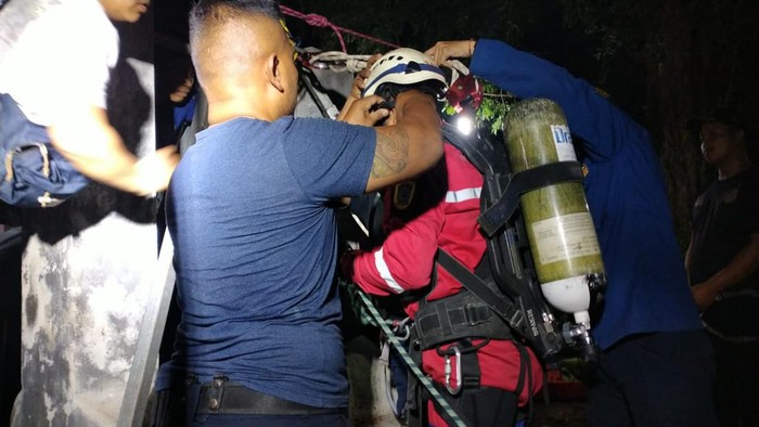 Petugas Damkar melakukan evakuasi kambing milik warga Desa Sekaran, Klaten, Sabtu (10/6/2023).