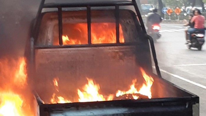 Pikap terbakar di Cengkareng Jakbar