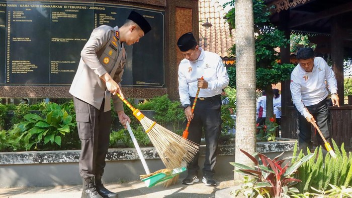 polres Jombang kerja bakti di wisata religi Gus Dur