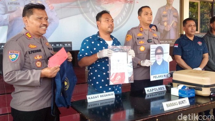 Polres Kuningan menunjukan barang bukti atas keberhasilan mengungkap kasus human trafficking atau tindak pidana perdagangan orang (TPPO) yang melibatkan dua tersangka N dan F.