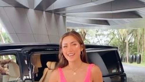 Postingan Instagram Jessica Iskandar yang memperlihatkan mobil Alphard B73DAR. (IST)