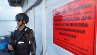 Kementerian Kelautan dan Perikanan (KKP) menyegel Keramba Jaring Apung (KJA) milik PT. CTS di wilayah Jembatan Enam, Batam, Kepulauan Riau pada Jumat (9/6). Penyegelan tersebut dilakukan lantaran KJA seluas 2 hektare tersebut beroperasi tanpa dilengkapi perizinan sesuai ketentuan.