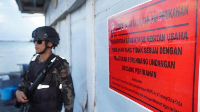 Kementerian Kelautan dan Perikanan (KKP) menyegel Keramba Jaring Apung (KJA) milik PT. CTS di wilayah Jembatan Enam, Batam, Kepulauan Riau pada Jumat (9/6). Penyegelan tersebut dilakukan lantaran KJA seluas 2 hektare tersebut beroperasi tanpa dilengkapi perizinan sesuai ketentuan.