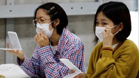 Uniknya, sekitar seperempat mahasiswa seni yang mengikuti kelas tetap mengenakan masker selama pelajaran berlangsung.