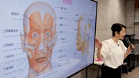 Jasa Kawano sebagai instruktur senyum sedang mengalami pengingkatan permintaan les tersenyum di Jepang, sejarna denna hilangnya kewajiban menggunakan masker di dalam dan di luar ruangan.