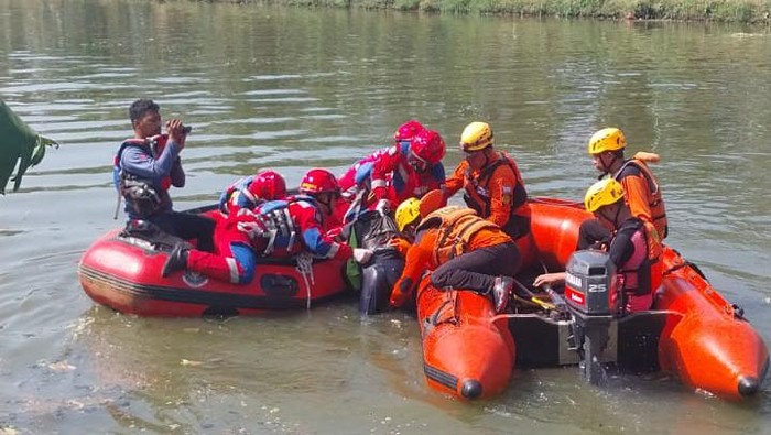 Proses evakuasi petugas PJLP meninggal di BKT